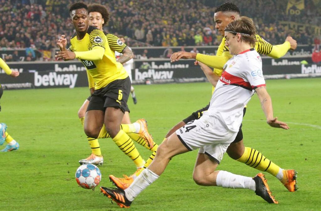Borna Sosa vs Borussia Dortmund.jpg